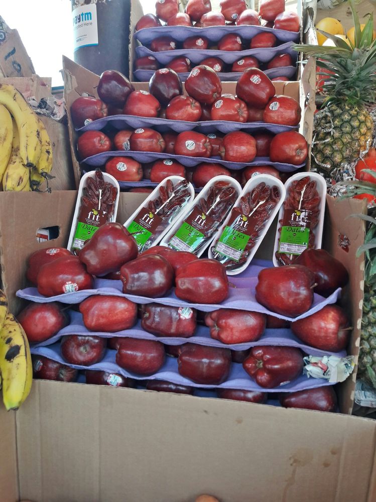 Kashmir Apples in the market.