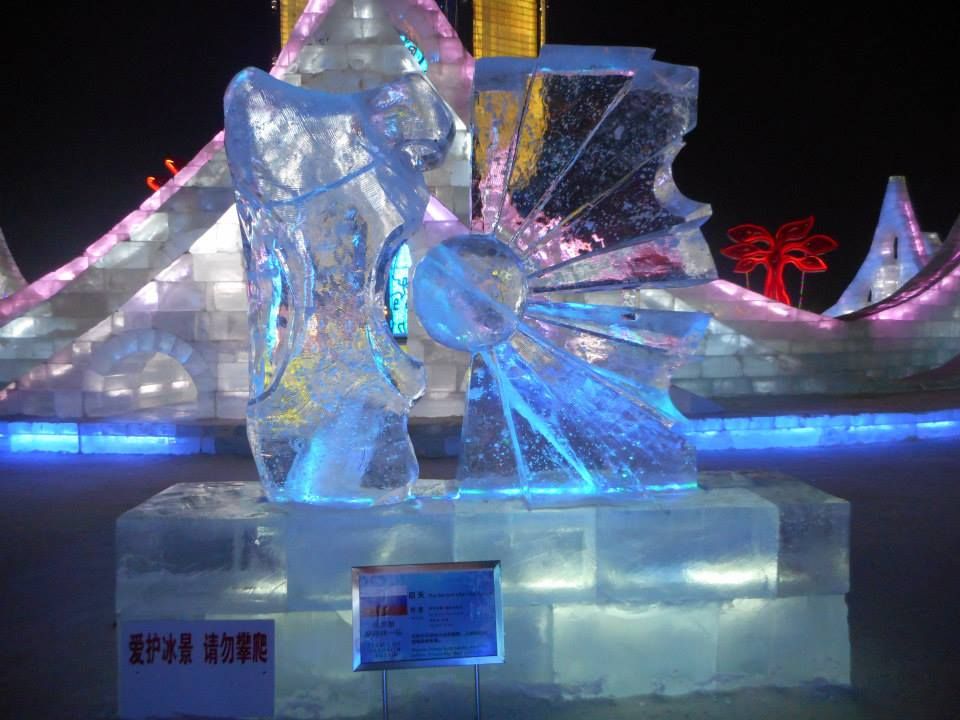 描述： 在哈尔滨国际冰雪节拍的冰雕夜景照片。根据标志，冰雕描绘了世界的创造。 (本地向导@TsekoV)