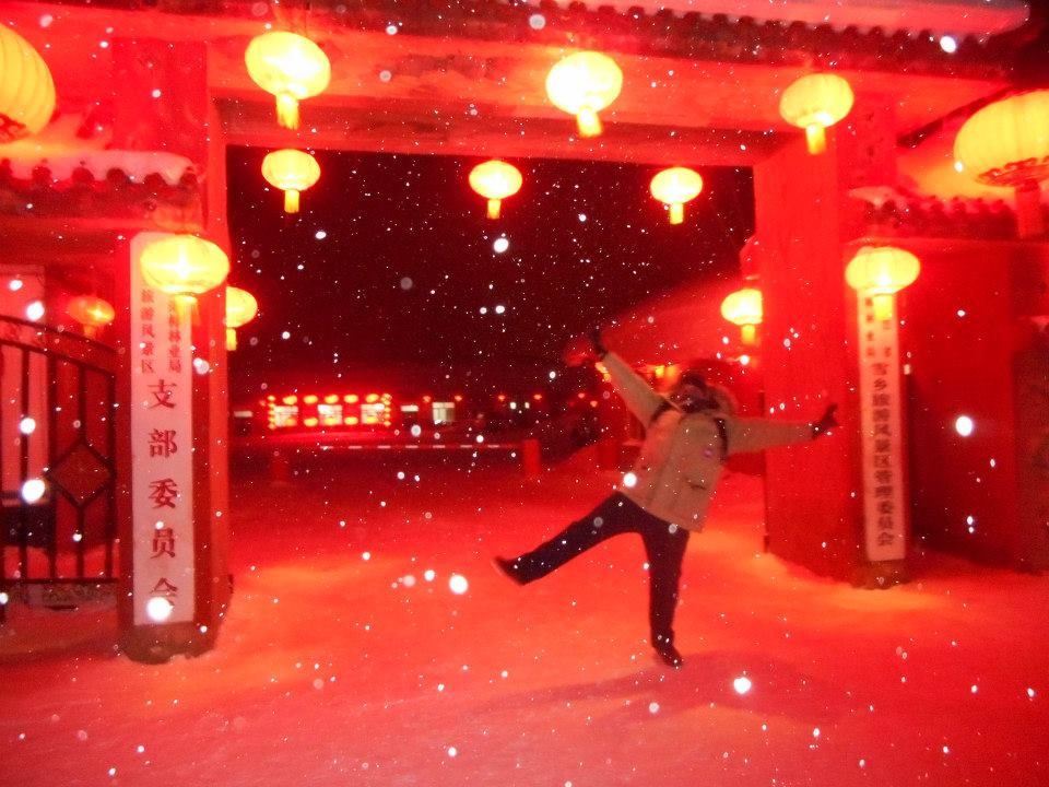 描述：在中国雪乡的主要步行街的大门上我在红灯笼下摆姿势的夜照。(本地向导 @TsekoV)