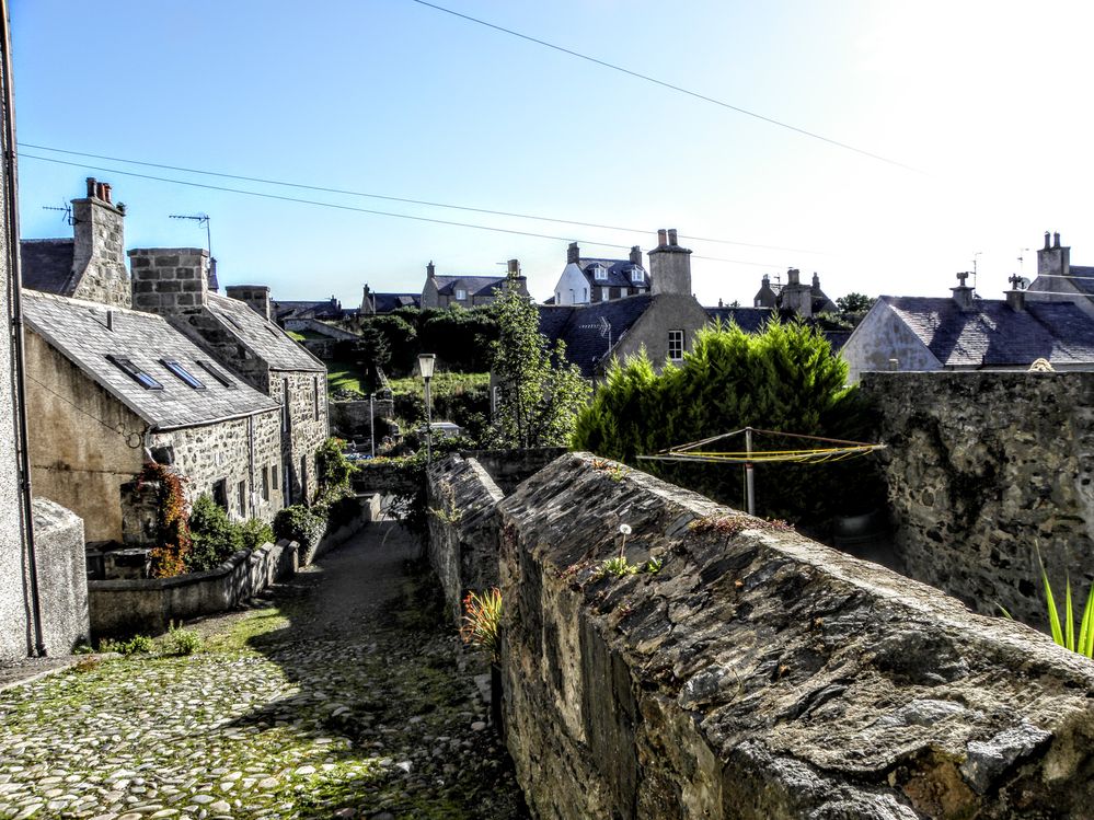 Domy w tym rejonie Szkocji są zbudowane z szarego kamienia, tu - Portsoy