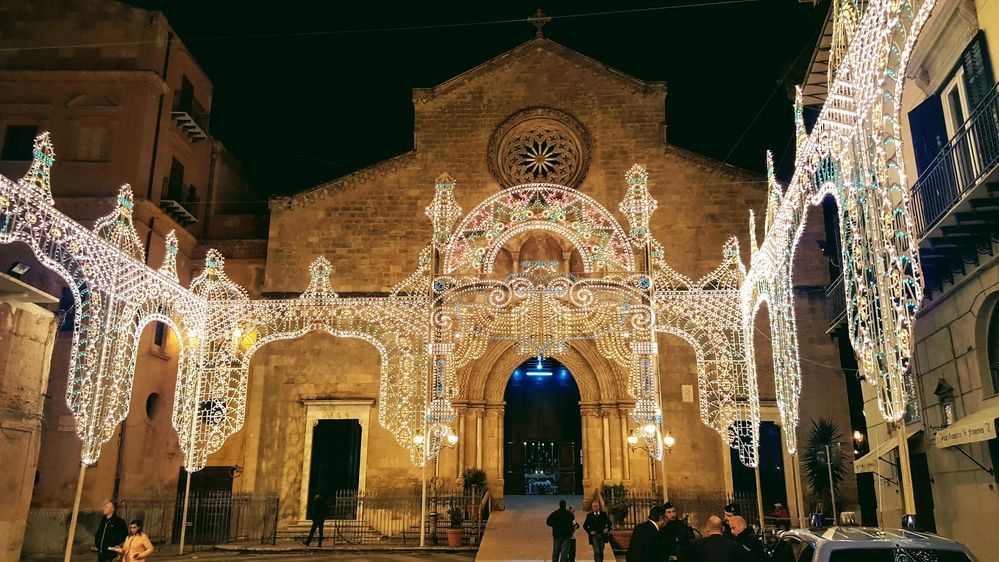 Caption: A photo of intricate lights lit up outside the Basilica of St. Francis of Assisi in Palermo, Italy, taken at night. (Local Guide Eli Ma)