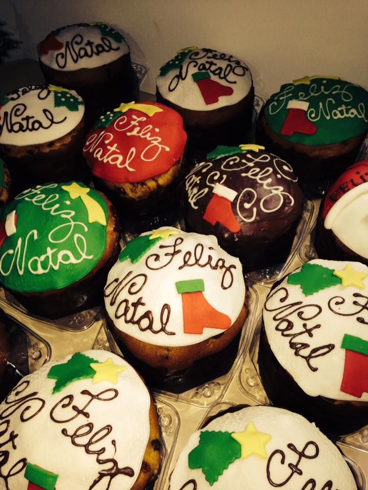 Caption: A photo of twelve homemade panettones with white, green, red, and brown toppings, Christmas-themed decorations, and the words “Feliz Natal” (“Merry Christmas”) written on them. (Local Guide @FelipePk)