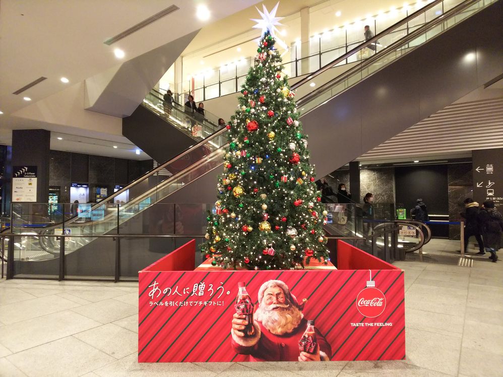 Caption: A photo of a richly decorated Christmas tree in front of two escalators at Tokyo Solamachi in Tokyo, Japan. (Local Guide 小池哲也)
