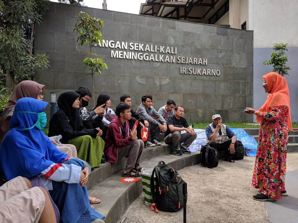 Ibu Devi berbagi ilmu dengan Bandung Local Guides