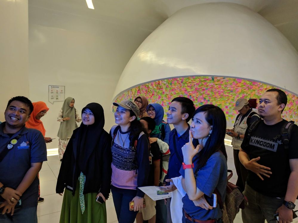 Melihat komentar dan harapan dari para pengunjung Bandung Planning Gallery. Latar belakang kubah Harapan.