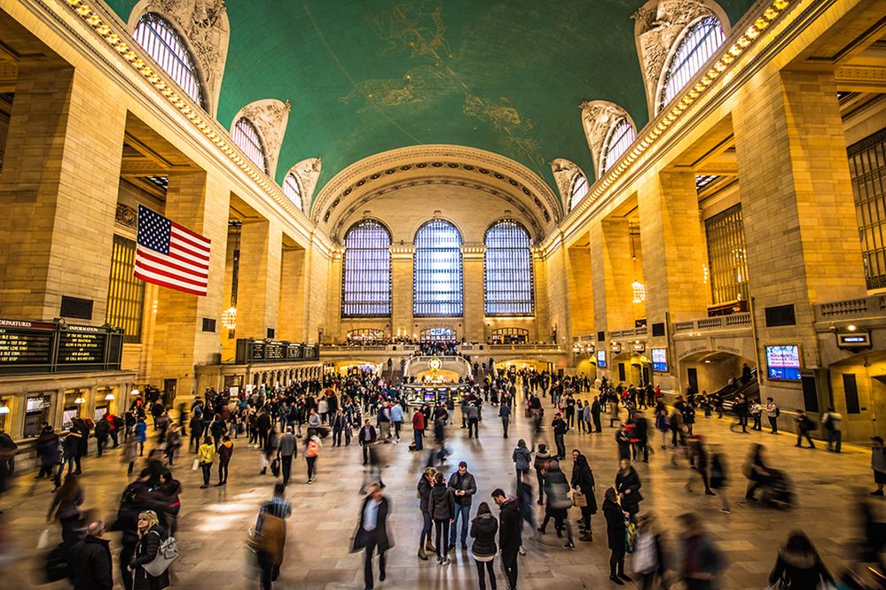 Caption: A photo of the interior of Grand Central Terminal filled with people. (Local Guide Carlos Fernández Herrera)