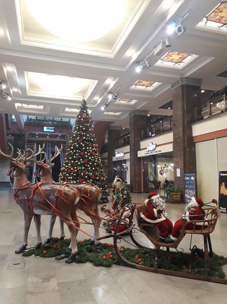 Caption: Christmas decorations in a mall (Local Guide @MoniDi)