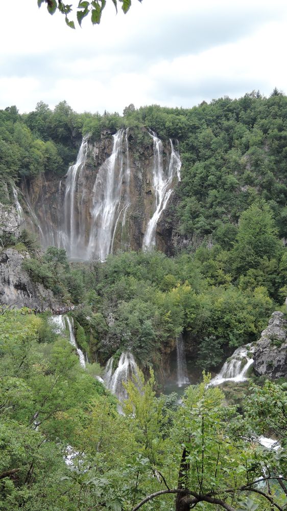 Fotografija bijelih voda Velikog Slapa - veliki slap u Poljanaku, u Hrvatskoj, snimljen s vrha brda. (Lokalni vodič @KatyaL)