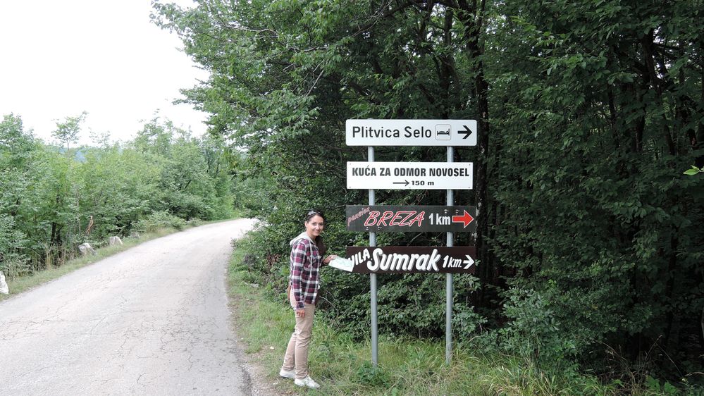 Fotografija Google Moderatora @KatyaL koja stoji pored prometnih znakova s uputama za smještaj u Nacionalnom parku Plitvička jezera. (Lokalni vodič @KatyaL)