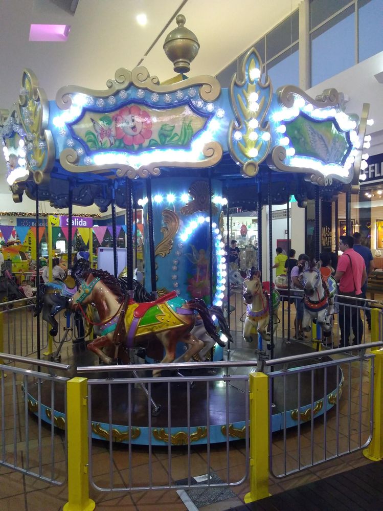 Carrusel en Happy City, centro comercial Unicentro, Cúcuta, Colombia