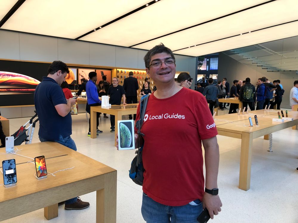 Happy iPhone XS owner @faridmonti, Apple Store, San Francisco