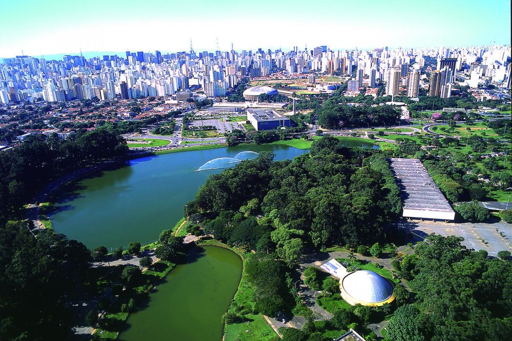 Caption: A photo of Ibirapuera Park, a 158-hectare city park in São Paulo, Brazil, showing the park’s large ponds, many trees, and grassy areas with the city’s skyline in the background. (Local Guide Tiago Simão Ferrarez)