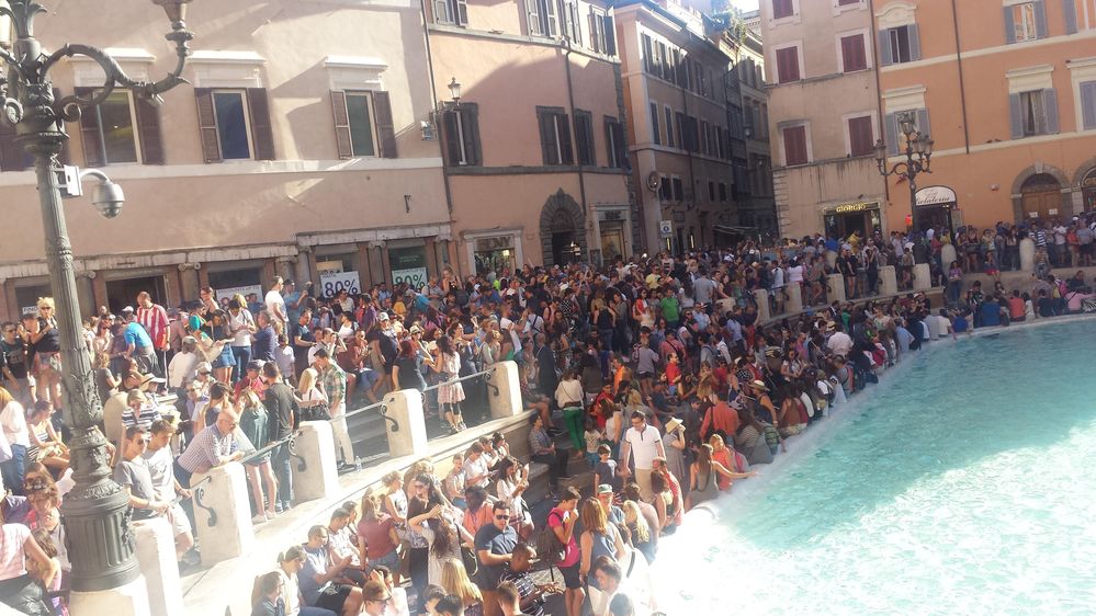 Caption: A photo showing the crowd in front of the Trevi Fountain in Rome, Italy (Local Guide @MoniDi)