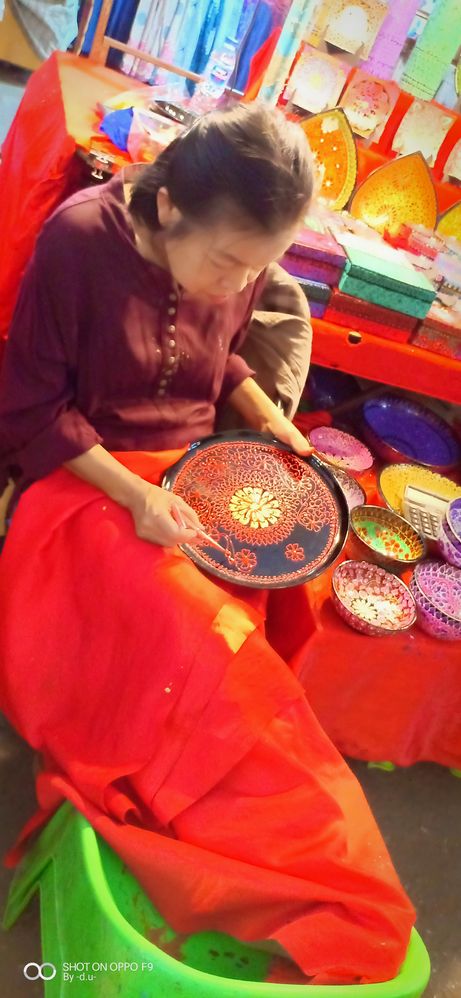 Painting at plate, bowl, tray. Anusarn Night Market