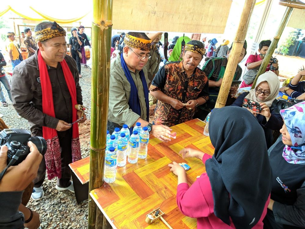 Kepala Dinas Pariwisata dan Kebudayaan Kabupaten Bandung secara simbis menukarkan yang tunai dengan uang bambu