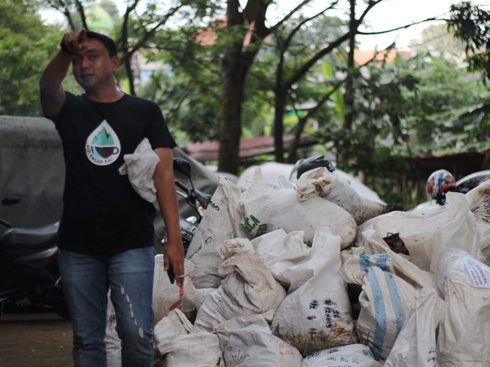 Camat Bogor tengah Agus Syach berdiri di depan tumpukan karung sampah hasil mulung Sungai Ciliwung. Setidaknya sekitar lima ton sampah berhasil dipungut selama satu jam.