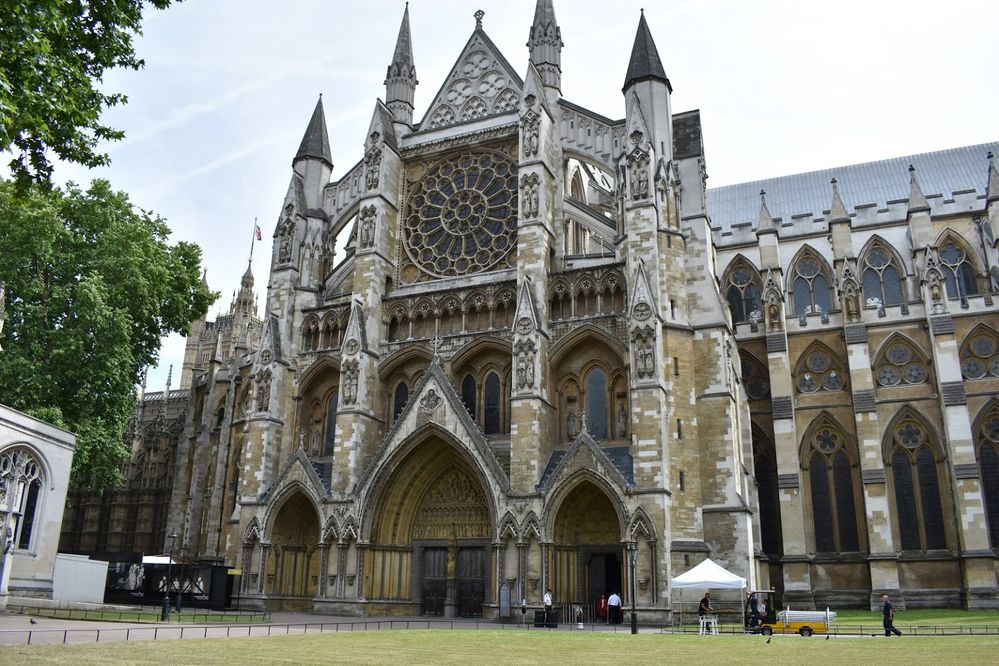 Caption: A photo of the imposing, Gothic-style stone exterior of Westminster Abbey in London and the lawn in front of it. (Local Guide Magaly Soto)