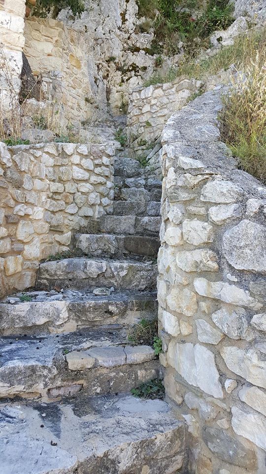 La scala in pietra che da accesso alla zona escursione
