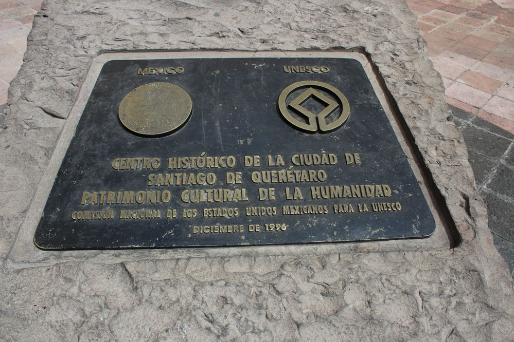 Placa conmemorativa que hace alusión a Santiago de Querétaro como Patrimonio Cultural de la Humanidad