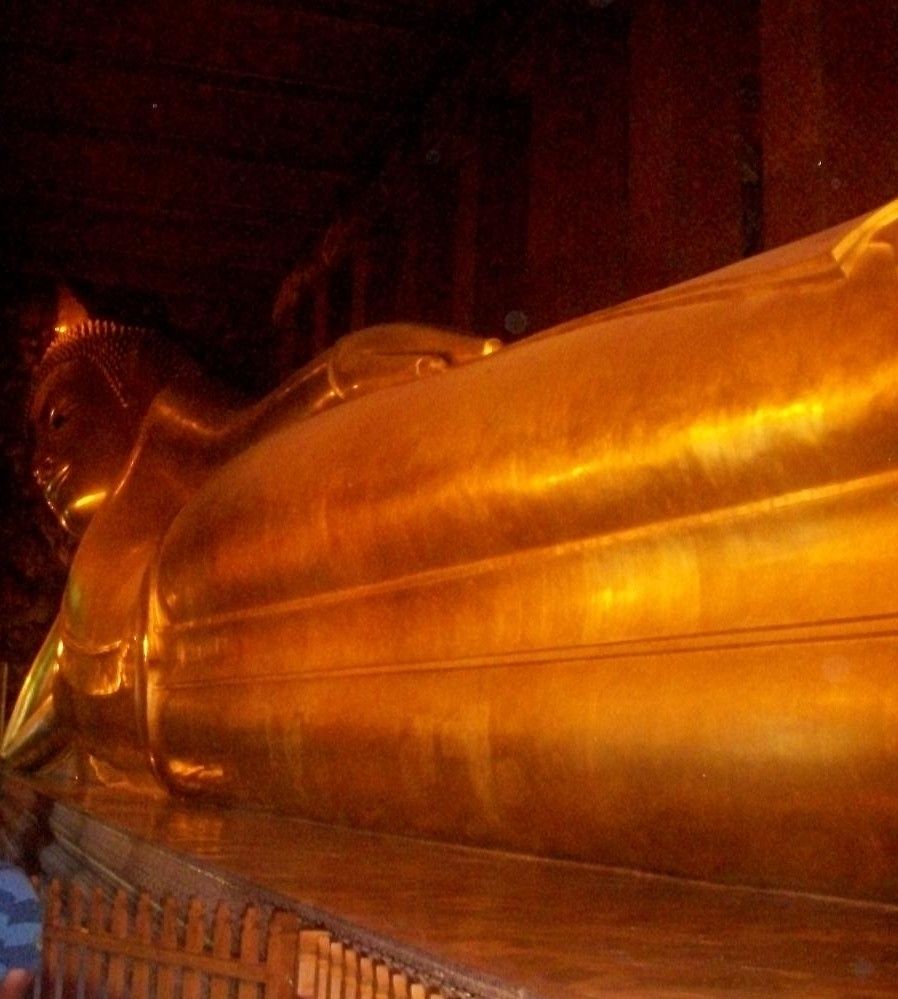 Caption: A photo of Wat Phra Chetuphon Vimolmangklararm Rajwaramahaviharn in Thailand (Local Guide @Aruni)
