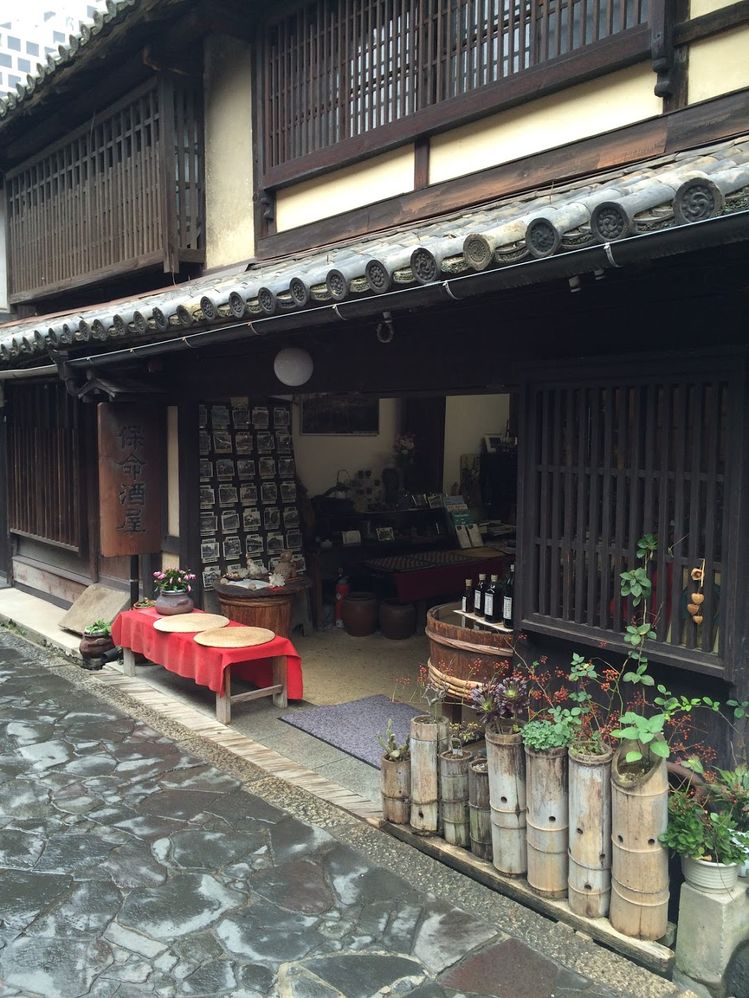 キャプション：日本の鞆の浦の伝統的な家の写真です。(Local Guide @Ivi_Ge)