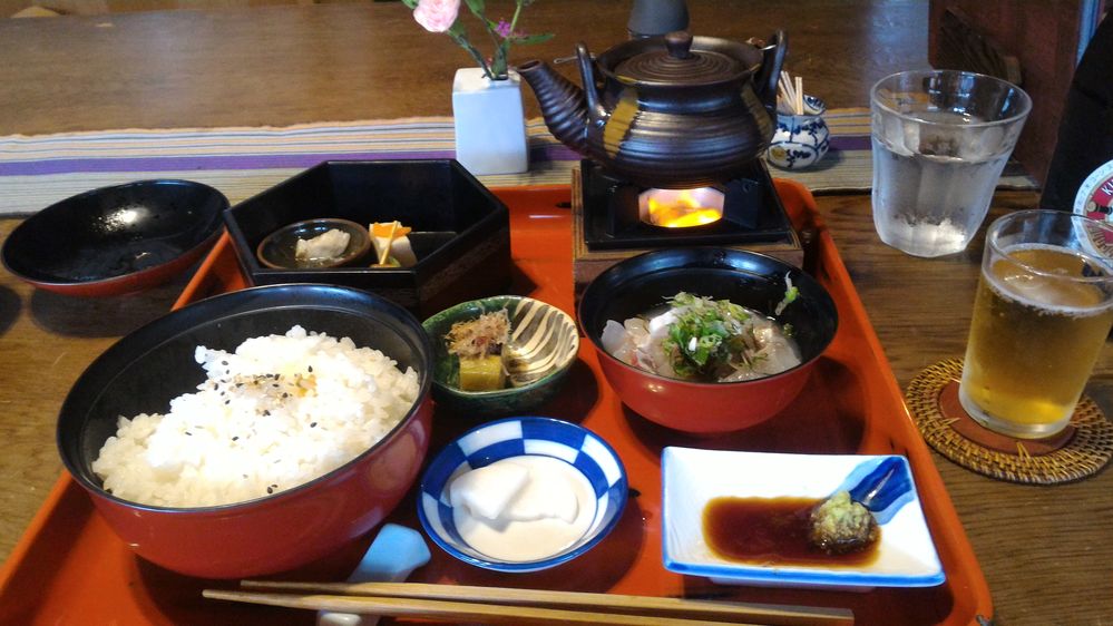 キャプション：日本の定食の写真です。(Local Guide @Ivi_Ge)