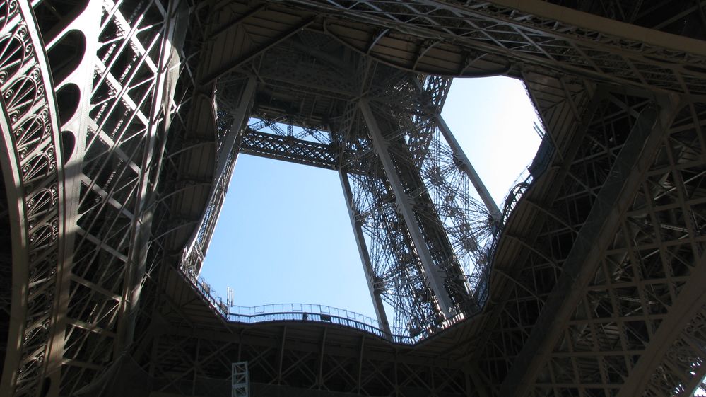 Caption: A photo of the Eiffel tower, Paris (Local Guide @KatyaL)