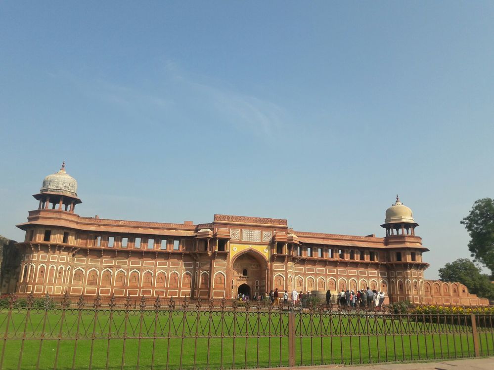 Caption: The complete view of Agra Fort.
