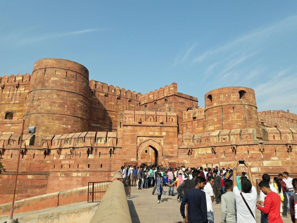 Caption: Crowd during weekends at Agra Fort