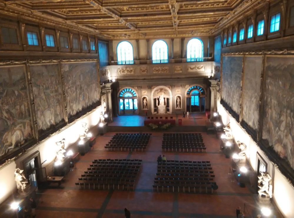 豪華壯闊的五百人大廳 Salone dei Cinquecento 五百人大廳是舊宮最著名的廳室，長52米，寬23米，由薩佛納羅拉 （Girolamo Savonarola）委託Simone del Pollaiolo興建於1494年， 薩佛納羅拉在放逐美第奇家族之後，取代他們成為共和國的精神 領袖，希望以此作為五百人大會（Consiglio Maggiore）的所在地。