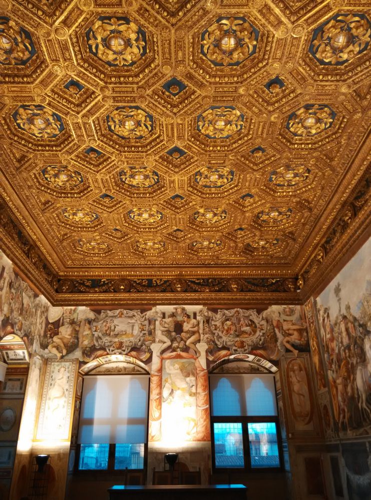 觀眾廳(Sala dell'Udienza) 層疊純金的雕花天花板是Giuliano da Maiano鉅作