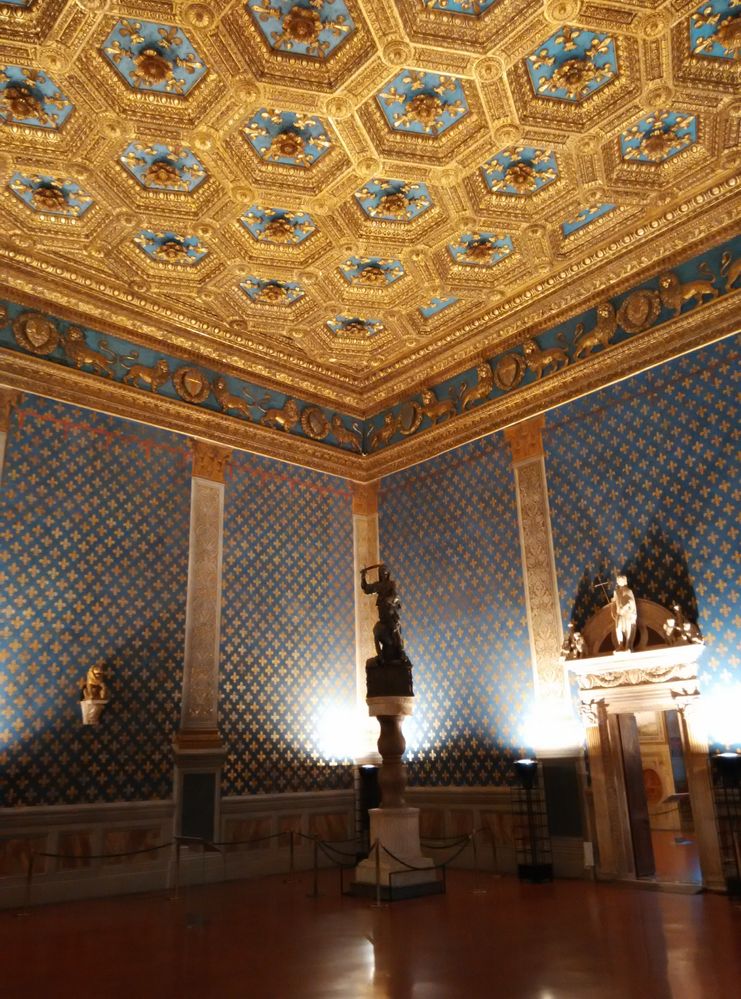 Hall of Lilies百合廳 雕花天花板裝飾有百合花fleur-de-lys圖案和聖約翰雕像。 藍色背景和牆壁的金色鳶尾花的裝飾象徵和法國皇室擁有良好關係。