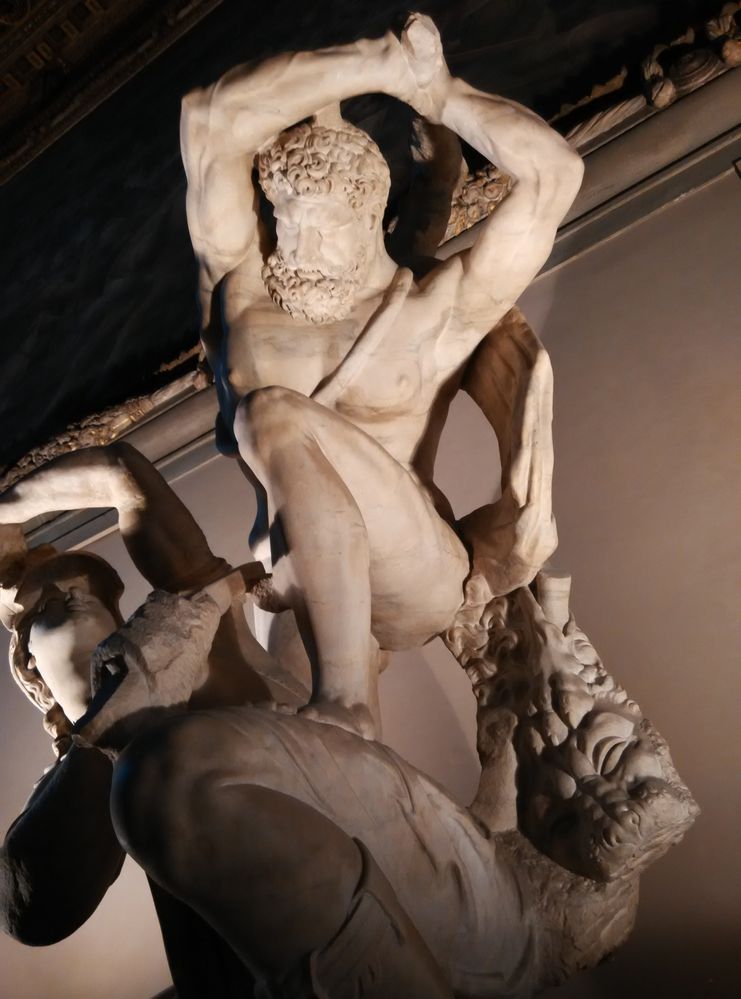 矯飾主義大理石雕塑作品, 肌肉的張力, 扭曲的身軀,  還有表現抓著陽男性具在激烈打鬥的瞬間。