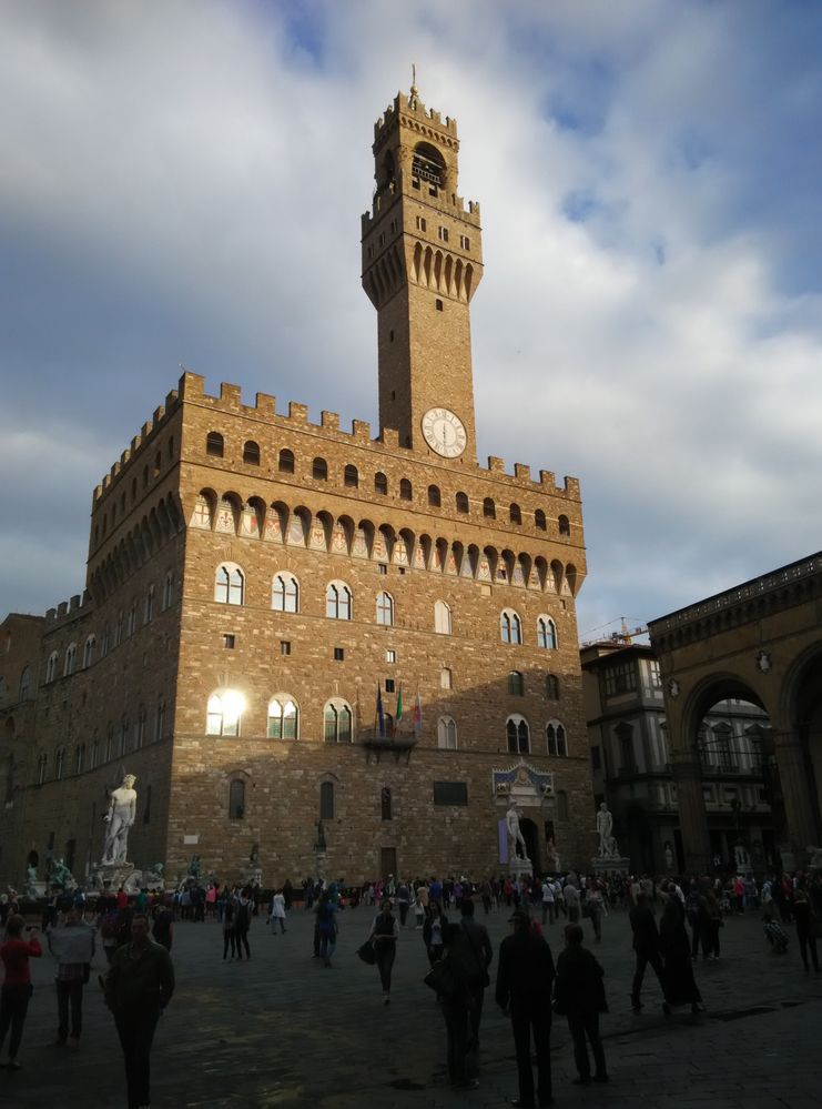 厚重的羅馬式建築、開垛口的堡壘，Toscana,地區最宏偉的市政廳。 最初稱為領主宮（Palazzo della Signoria），得名於佛羅倫斯共和國的統治者。