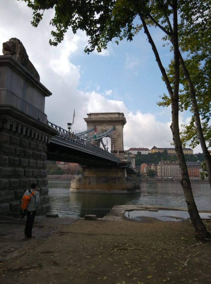 這座鋼鐵鏈橋以出資贊助者伊斯特凡‧塞切尼伯爵為名，