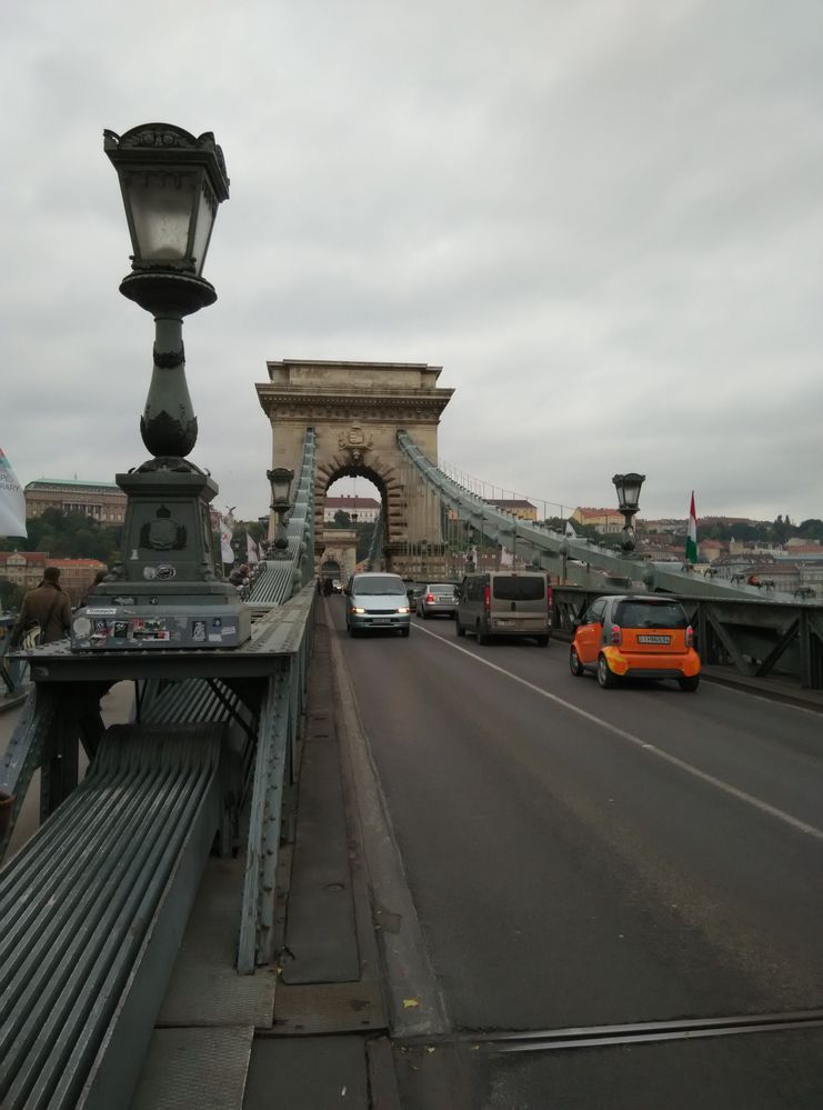 這是一座以鍊索為骨架的三孔鐵橋，長380米，寬15.7米， 兩座橋墩之間相距203米，是當時世界上跨度最大的橋。