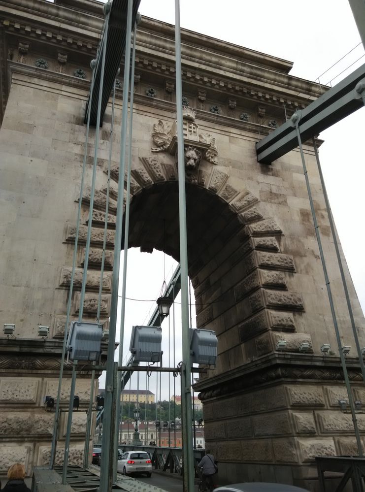 矗立在兩岸的橋頭堡是兩座高大雄偉的石砌凱旋門， 拱門雕飾精美、線條層疊配以穩重的基座，凸顯古典 歐洲的王者之風。