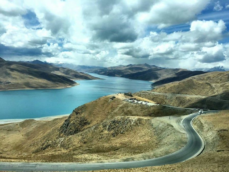 Caption: A photo of the Yamdrok lake in Tibet. (Local Guide @TsekoV)