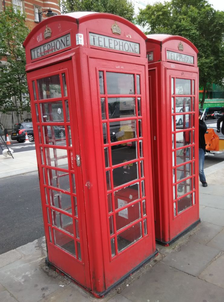 (Red telephone box)經典的紅色電話亭，在倫敦早已成為這個城市的主要 風景線之一，但隨著手機的日漸普及，因而造成越來 越多的電話亭長期處於空置狀態.