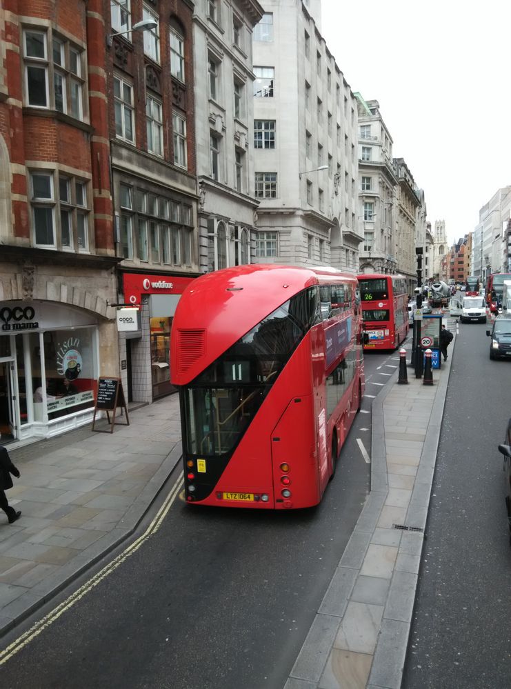 (Double-decker bus)雙層公車起源於英國，其中行走倫敦的紅色雙層公車， 更是英國的「國寶」。