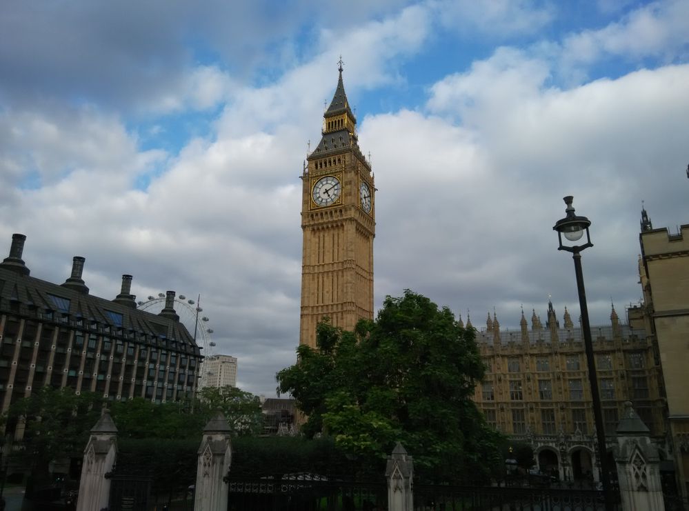 （Big Ben）倫敦西敏宮北端鐘樓的大報時鐘的暱稱，坐落在 泰晤士河畔也是倫敦的標誌之一。