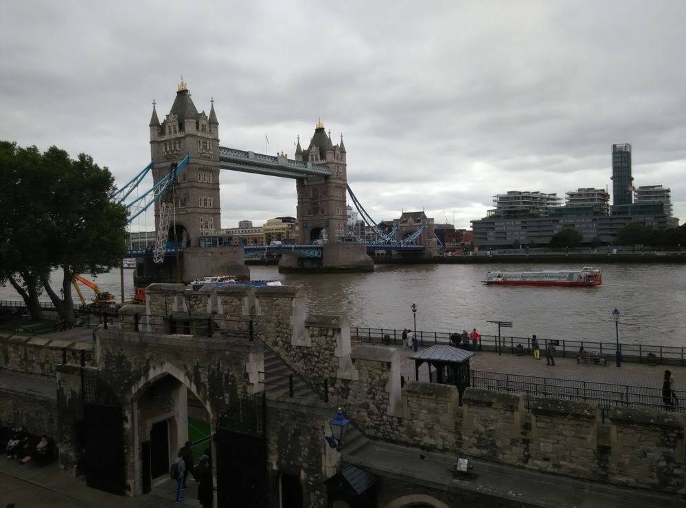 （Tower Bridge）倫敦塔橋有時被誤稱為倫敦橋（London Bridge），其實真正的倫敦橋是 另一座完全不同的橋樑，位於倫敦塔橋的上游。