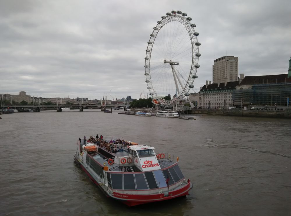 （The London Eye）又稱為千禧之輪（Millennium Wheel）是世界上首座、也曾經是世界最大 的觀景摩天輪。