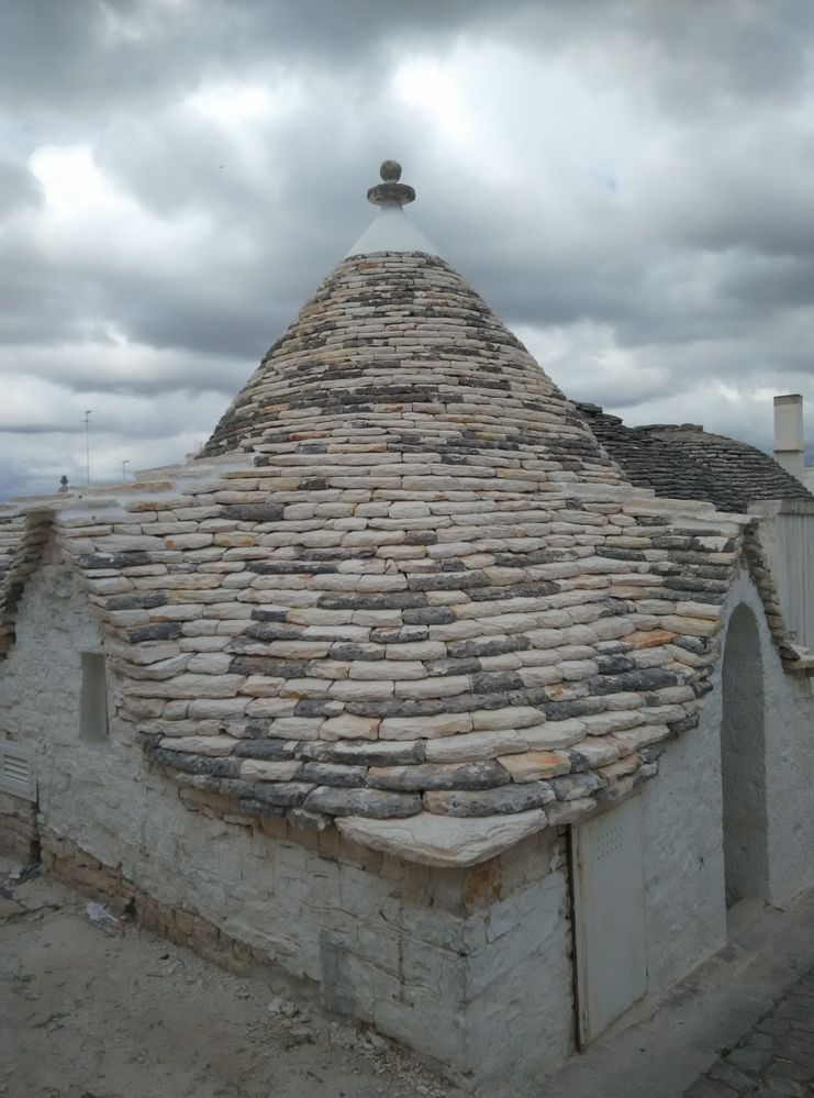 堆疊成圓錐尖頂,屋頂外層再舖上石灰岩石片，造形十 分簡易特殊。