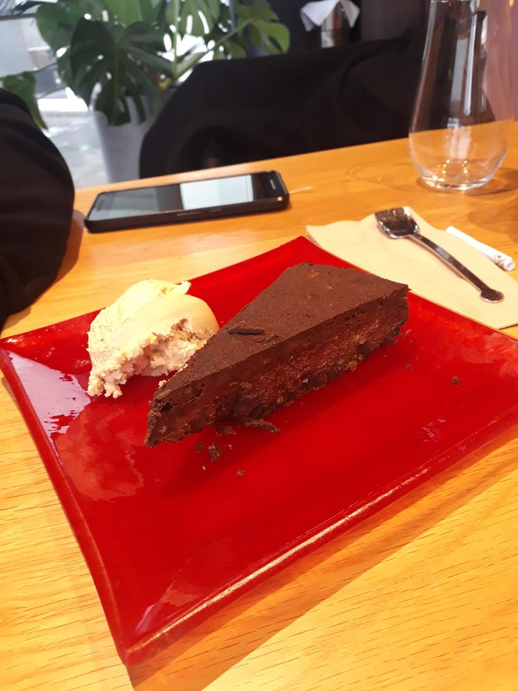 Caption: A plate with vegan chocolate cake (Local Guide @MoniDi)