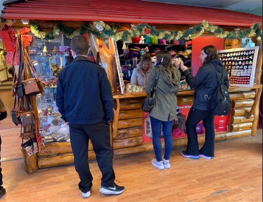 Caption: Personas comprando - Bariloche  (Local Guides @FaridMonti)