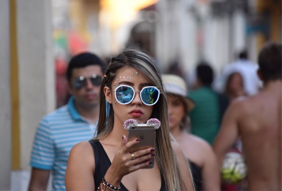 Caption:  Mujer de lentes espejados - Cartagena de Indias (Local Guides @FaridMonti)