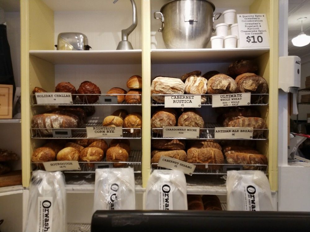 Caption: A photo of breads for sale on display at Orwashers Bakery in New York City. (Local Guide Alessandro Frati)