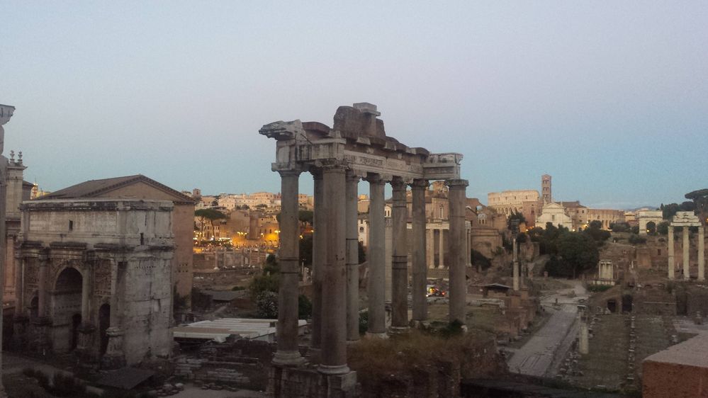 Caption: A photo of the Roman Forum (Local Guide @MoniDi)