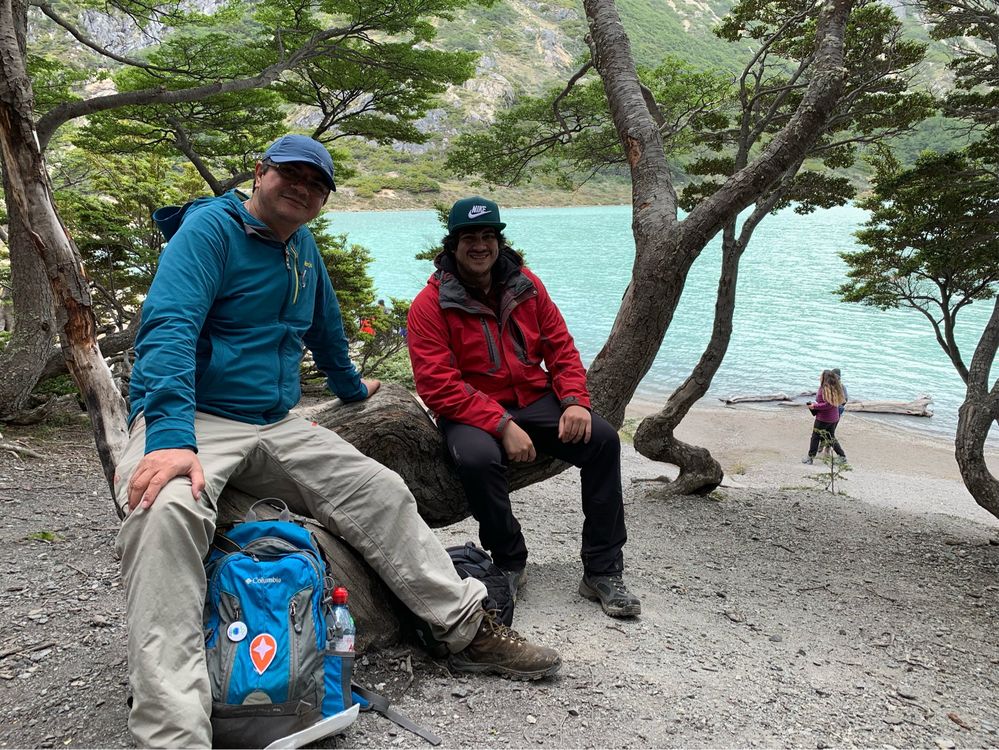 Caption: Apoyados en el árbol - Laguna Esmeralda - Ushuaia (Local Guides @FaridMonti)